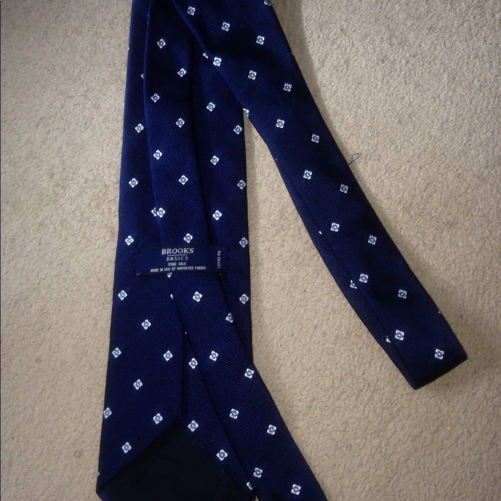 BROOKS BASIC MEN'S TIE.  100% SILK
